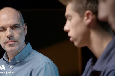 A concerned adult listens intently to a teenage student during a conversation about acoso escolar 6.
