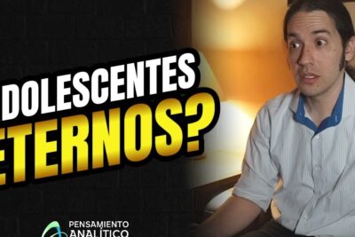 Thumbnail with large 'ADOLESCENTES ETERNOS?' text and a surprised seated man beside a lamp, illustrating adolescentes adultos and the idea of prolonged adolescence.