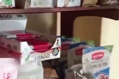 Pantry shelf stocked with boxed fitness bars and pouch-style packaged goods, alimenti naturali 2.