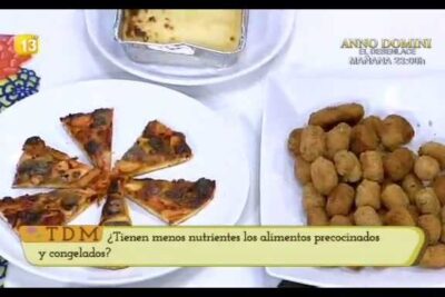 Plates of sliced mini pizza, a pile of breaded croquettes and a cheesy baked tray presented as alimentos precocinados 4 on a white surface