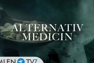 A spoon filled with white tablets against a smoky green backdrop, highlighting alternativ medicin 3.