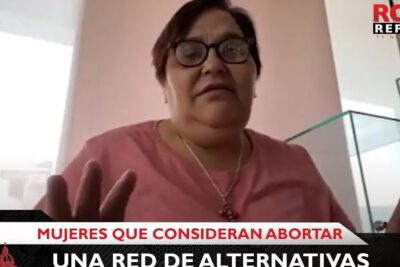 Woman in a video call with a news-style lower third referencing alternativas aborto 1 and support options