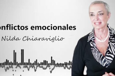 Portrait of a female speaker beside the Spanish title 'Conflictos emocionales' and an audio waveform, alternativas emocionales 1