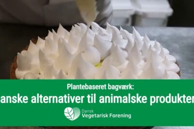 Close-up of a piped meringue tart with a green banner promoting vegan alternatives and animalske produkter 1.