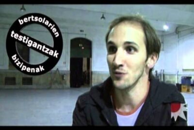 Individual speaking in an empty indoor hall ar lomce