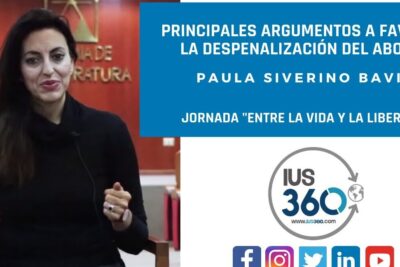 Presenter beside a blue slide about despenalization of abortion, labeled argumentos aborto 2.