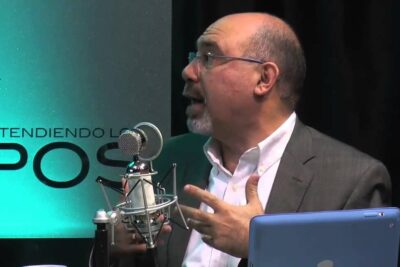 Man speaking into a studio microphone beside a tablet, suitable for argumentos divorcio content