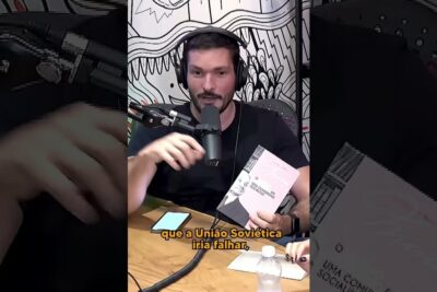 Podcast speaker with headset and book discussing argumentos marxismo