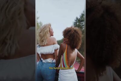 Two women leaning on a car trunk in casual summer clothes with a visible subtitle overlay, argumentos sensacionalismo 1