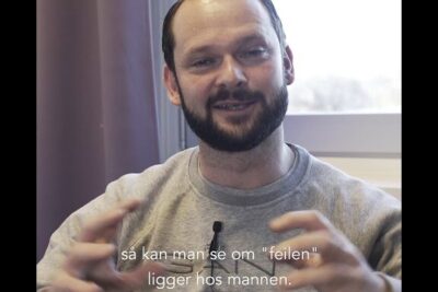 Bearded man gesturing during a recorded interview with Norwegian subtitles, assistert reproduksjon 1