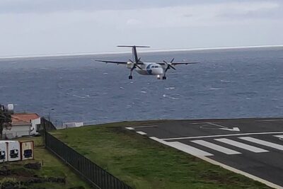 Turboprop aircraft on final approach to a coastal runway for aterragem vento 1.