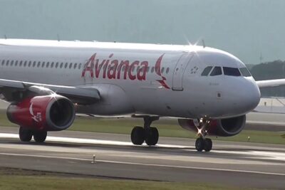 Narrow-body twin-engine jet taxiing on the runway with sunlight reflections, aviones despegan 1.