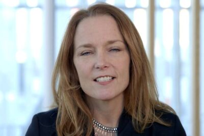 Close-up portrait of a professional woman with a composed expression, conveying commitment to bekampa mobbning.