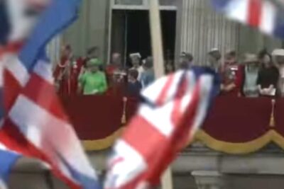 Ceremonial balcony with spectators and waving national flags, beskytte indenlandske.