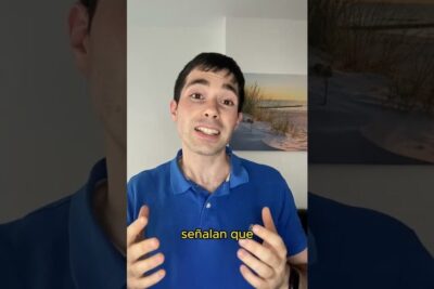 Young man in a blue polo speaking to camera with Spanish subtitle 'señalan que' and brecha salariale 1