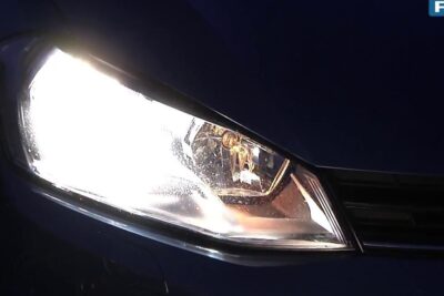 Close-up of a car headlight illuminated at night featuring bruge xenon lygter.