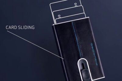 Black leather sliding card wallet with blue stitching designed to hold carte credito and ID cards.