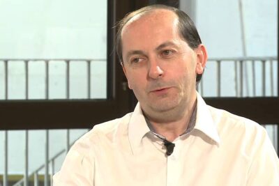 Male speaker in white shirt with lapel microphone in an interview setting for cellules embryonnaires 1