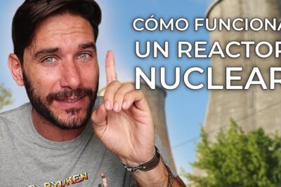 Male presenter pointing with large cooling towers behind him illustrating centrales nucleares 4