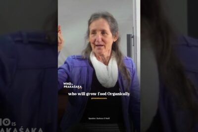 Older woman speaking at an event about organic food and cibi transgenici 1