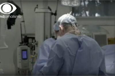 Surgeons in blue scrubs working in an operating room during a plastic surgery procedure cirurgias plasticas 1