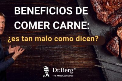 Presenter standing beside sliced steak on a dark wooden background illustrating benefits of comer carne.