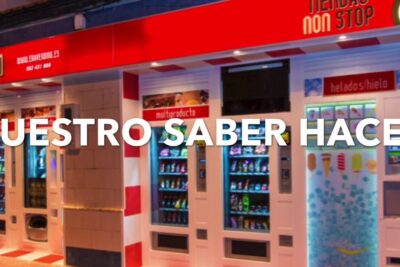 Nighttime automated vending storefront with illuminated snack and ice cream machines, comercio abierto 2