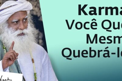 Turbaned elderly spiritual teacher pointing with Portuguese headline about conceito karma in the background.