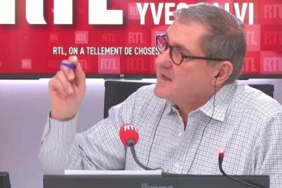 Radio presenter gesturing emphatically into a microphone during a discussion about consommation excessive.