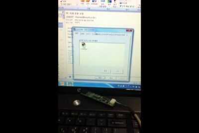 Laptop displaying a USB controller dialog with a connected circuit board indicating controler symptomes.