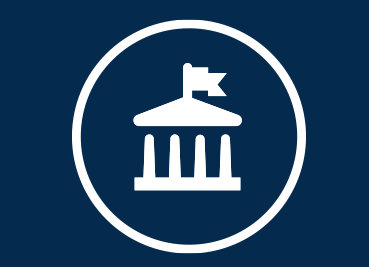 White government building icon in a circular frame on a blue background representing covid rokotus kylla vai ei 3 tarkeaa nakokulmaa paatoksentekoon.