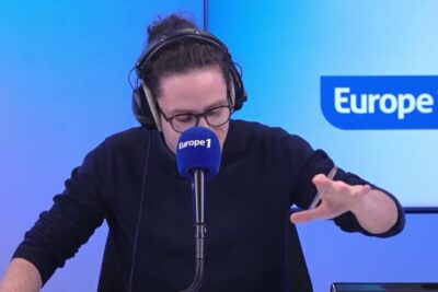 Radio presenter wearing headphones speaking into a microphone in a studio about delinquance juvenile.