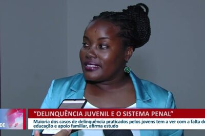 Woman being interviewed on television about delinquencia juvenil 1 and juvenile justice