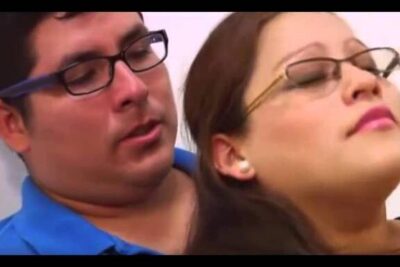 A relaxed couple wearing glasses close together, derechos nacido 1.