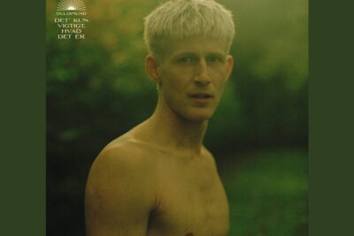 Shirtless young man in a soft green outdoor portrait, det vigtigt 25