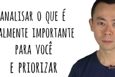 Man standing beside large handwritten Portuguese text about analyzing what matters e importante 3