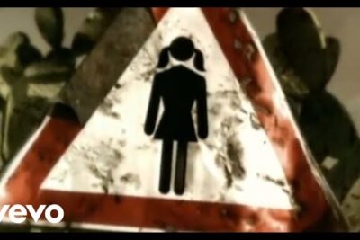 Grungy triangular warning sign showing a girl silhouette with pigtails and dirt marks, e importante 4.