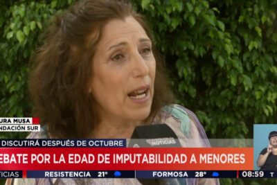 Television interview with a woman outdoors discussing edad imputabilidad 1 and the debate over juvenile criminal responsibility.