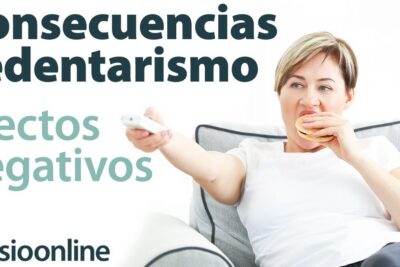 Woman relaxing on a sofa eating a burger and holding a TV remote, illustrating efectos negativos 3.