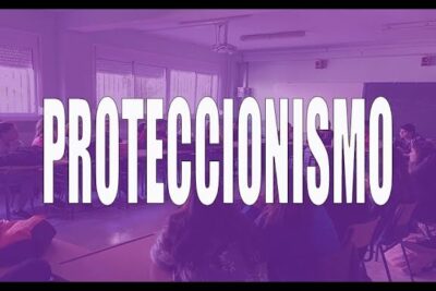 Classroom interior with students and large typographic 'Proteccionismo' overlay in purple, highlighting el proteccionismo 3.