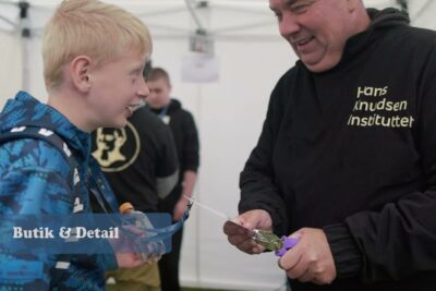 A young student engages with an instructor during a hands-on demonstration called eleverne mulighed 1.