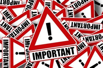 Pile of red and white triangular warning signs with 'IMPORTANT' text illustrating empirisme argumenter for og mot denne filosofiske tilnaermingen