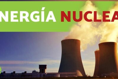 Cooling towers of a nuclear power plant with steam rising beneath a green banner showing energia nuclear 12.