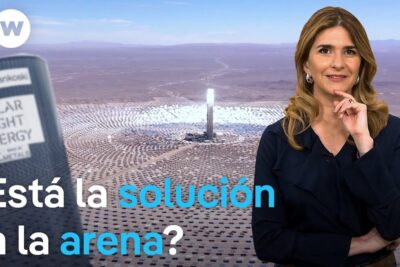 Studio presenter beside aerial view of a concentrated solar power tower and heliostat field illustrating energias renovables 36.