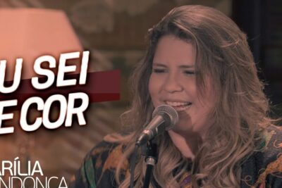 Close-up of a female vocalist singing into a microphone during an intimate acoustic studio performance, erros su00e3o