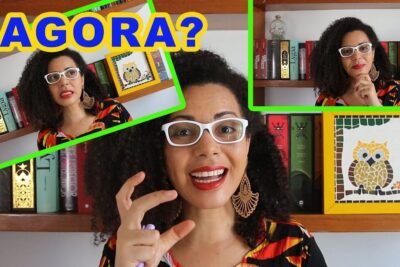 Presenter smiling and gesturing in front of a bookshelf while explaining how to escrever tese
