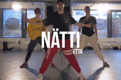 Three dancers rehearsing choreography in a bright studio, etta koulutusjarjestelma 1.