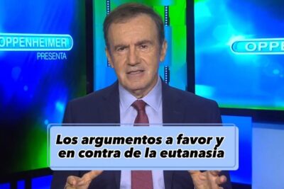 Male television presenter in a studio with an on-screen Spanish headline about arguments for and against euthanasia eutanasia argumentan 1