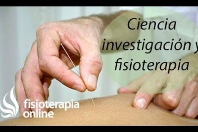 Close-up of hands inserting an acupuncture needle into a patient's lower back during a physiotherapy session, evidencia cientifica 4.