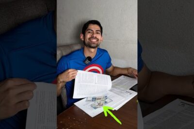 Man smiling over printed research documents and banknotes on a table evidencias cientificas 1